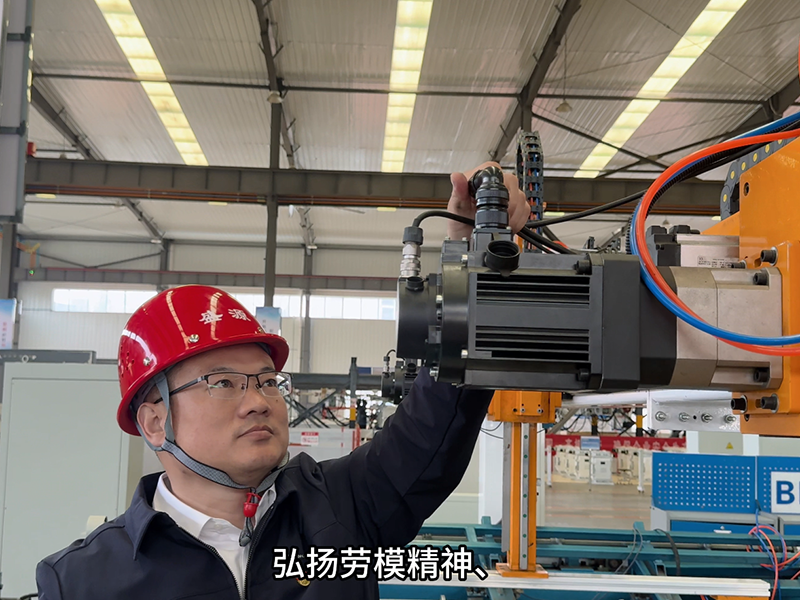 千億顯擔當  勞動鑄輝煌